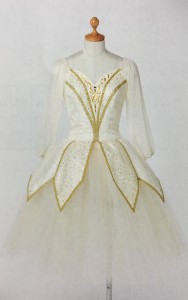 バレエ『白鳥の湖』第一幕パ・ド・トロワの衣装 | こどもバレエ教室 